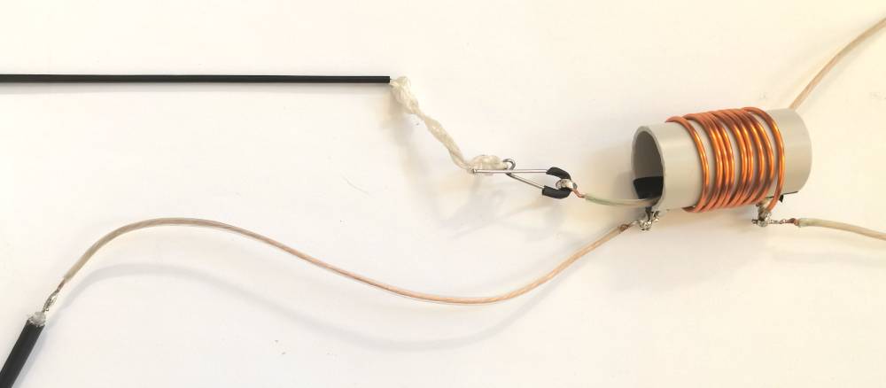 Pass the top end of the dipole back through the coil to fix it at the end of the fishing rod.